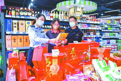 棲霞食藥環(huán)大隊(duì)開(kāi)展端午節(jié)前食品安全專項(xiàng)檢查行動(dòng)