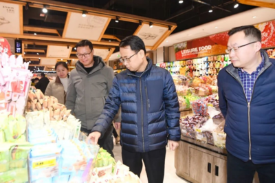 市領導走訪慰問春節堅守崗位的一線干部職工，重點關注食品銷售保障工作